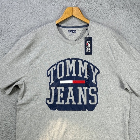 Tommy Hilfiger Jeans T-Shirt Tee Men 2XL Gray Graphic Crew Neck Short Sleeve NEW - Picture 1 of 10